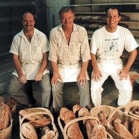 Bäckermeister mit frisch gebackenem Brot