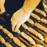 Salzstangerl geformt vom Bäckermeister